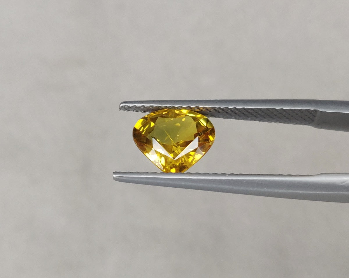 Fine Quality Natural Yellow Sapphire 2.10 Carat Heart Shape September Birthstone 8.00x8.50x3.90mm Size One Piece Gemstone for Ring & Pendant
