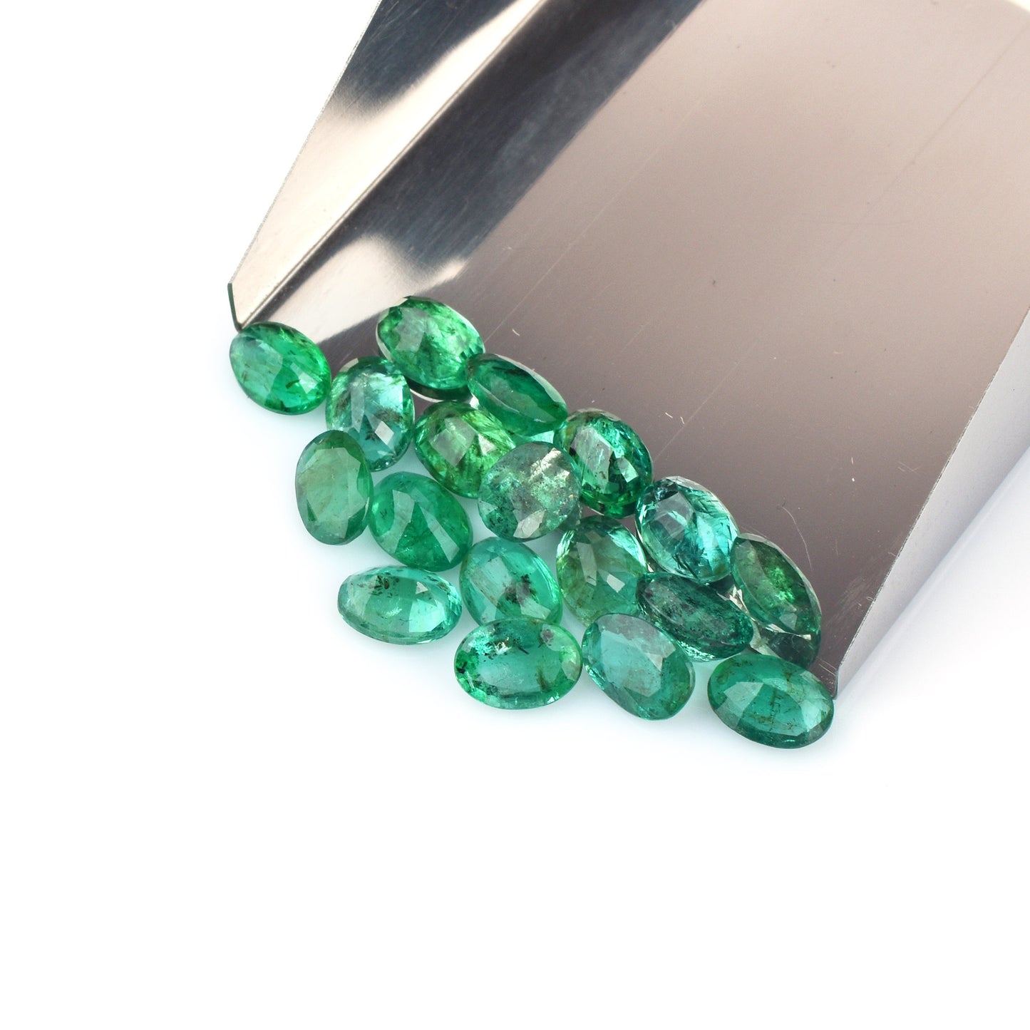 100% Natural Zambian Emerald 13.70cts. Oval Shape Green Color 5x7mm Size 18 Pcs. Fine Quality Precious Gemstone for Making Pendant Jewellery