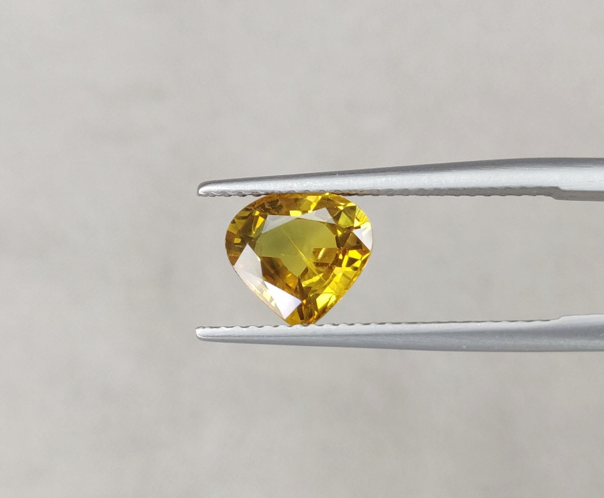 Fine Quality Natural Yellow Sapphire 2.10 Carat Heart Shape September Birthstone 8.00x8.50x3.90mm Size One Piece Gemstone for Ring & Pendant