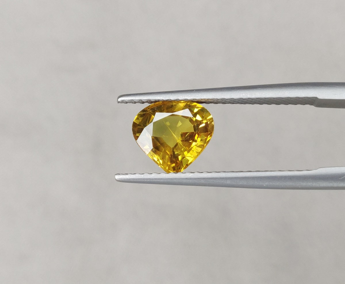 Fine Quality Natural Yellow Sapphire 2.10 Carat Heart Shape September Birthstone 8.00x8.50x3.90mm Size One Piece Gemstone for Ring & Pendant