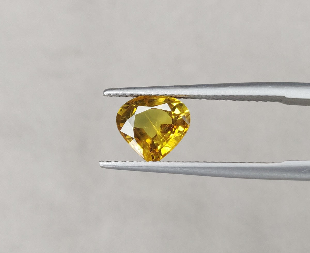 Fine Quality Natural Yellow Sapphire 2.10 Carat Heart Shape September Birthstone 8.00x8.50x3.90mm Size One Piece Gemstone for Ring & Pendant
