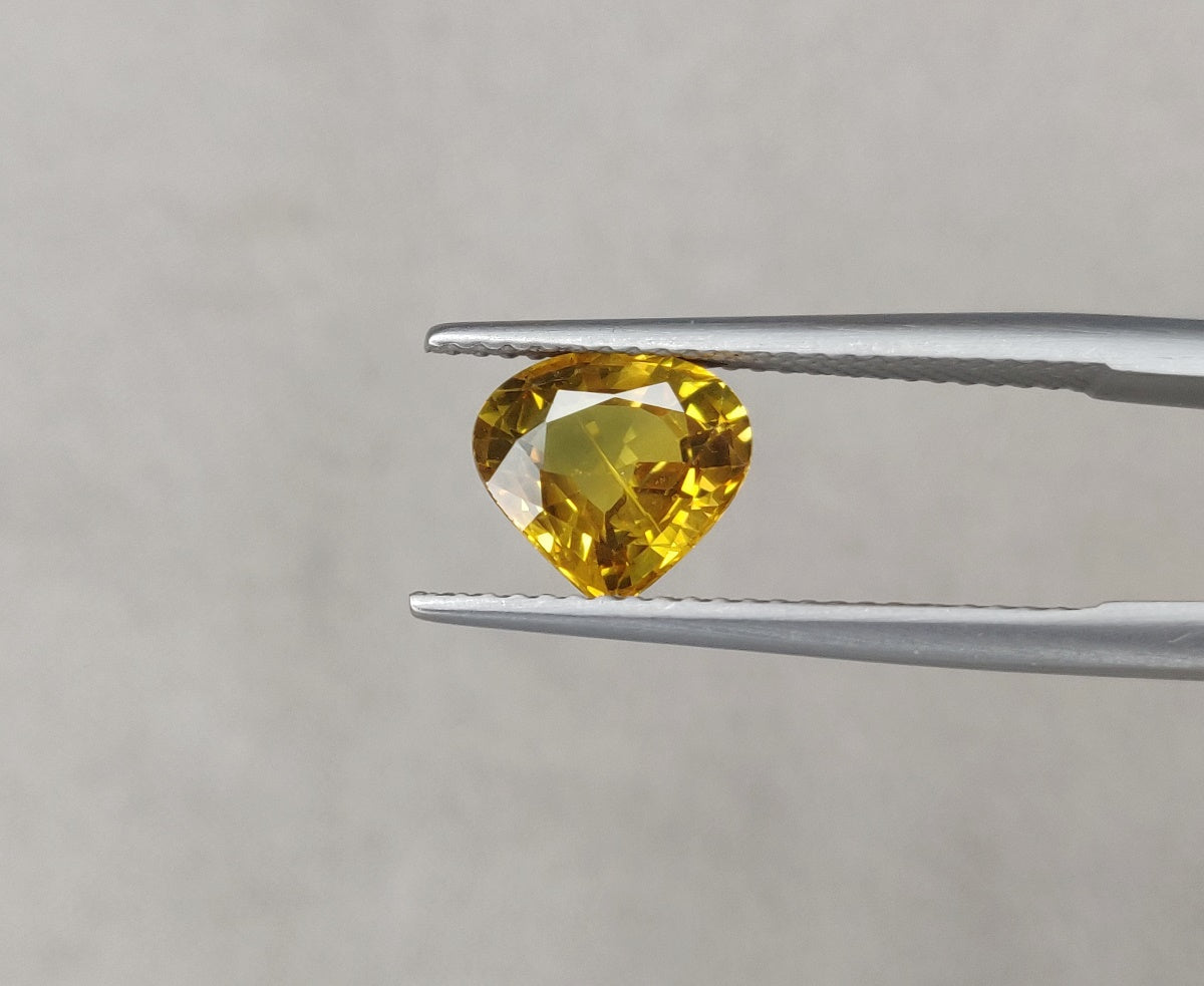 Fine Quality Natural Yellow Sapphire 2.10 Carat Heart Shape September Birthstone 8.00x8.50x3.90mm Size One Piece Gemstone for Ring & Pendant