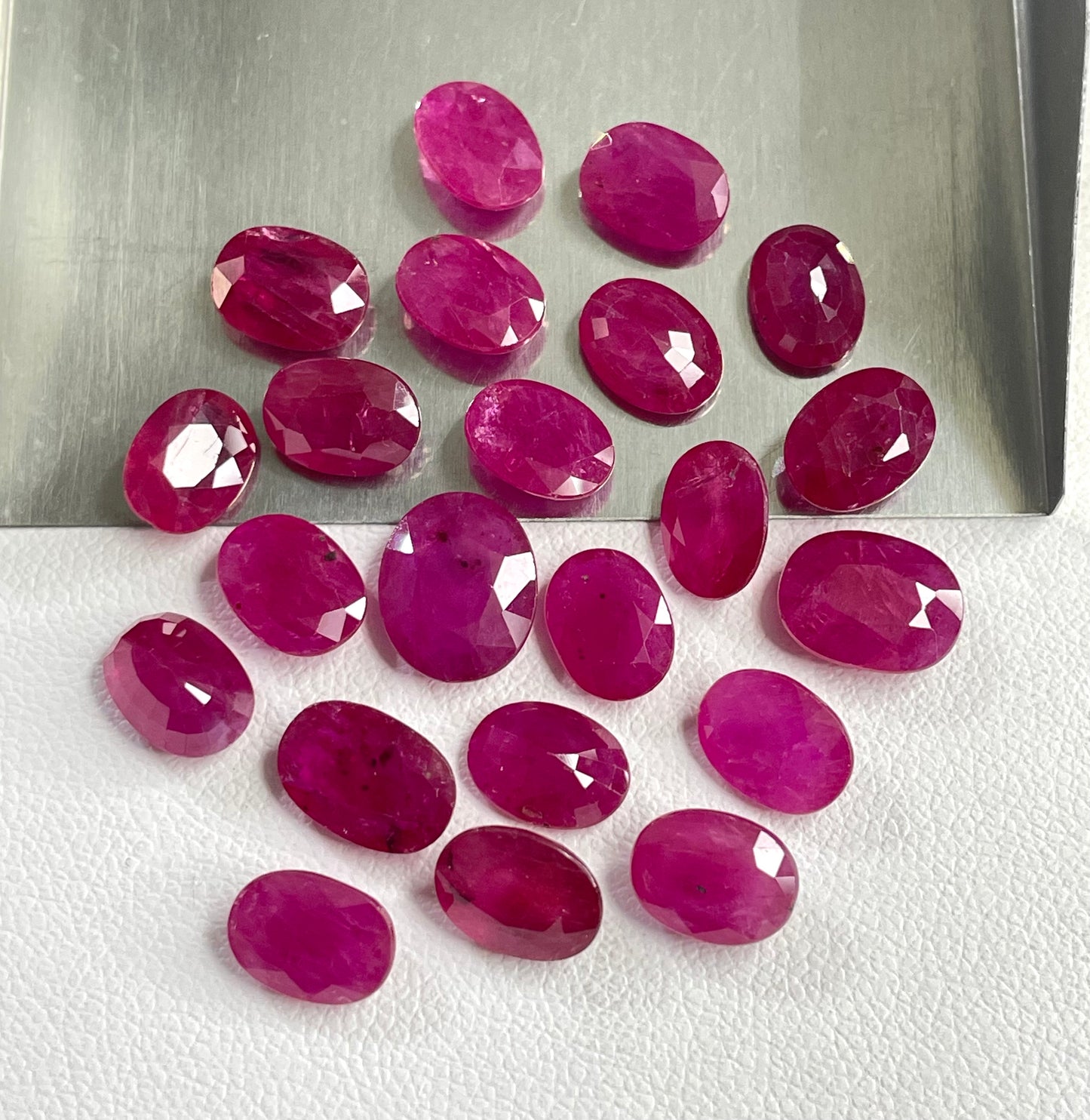 Best Quality Natural Mozambique Ruby 1-2 Carat Oval Pear Cut Reddish Pink Color Heated Loose Gemstone for Making Bracelets