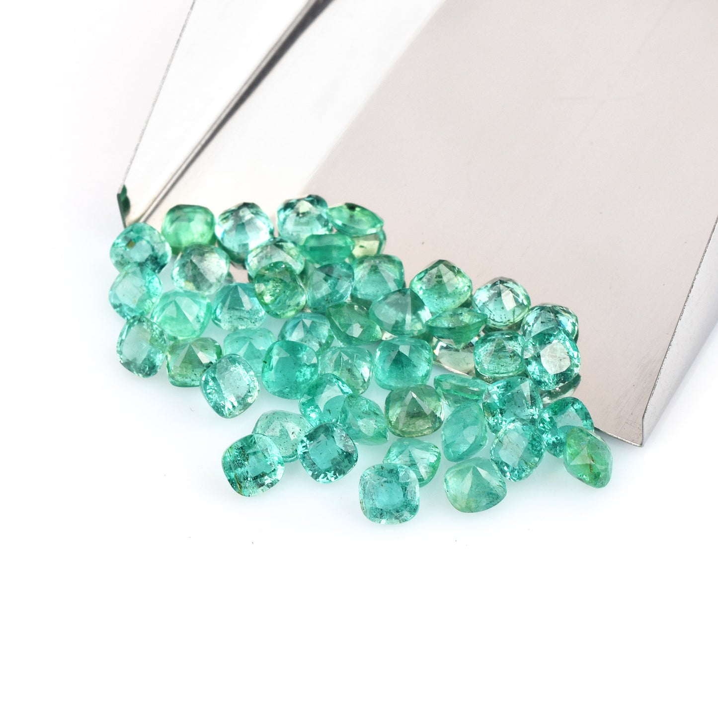 Fine Quality 100% Natural Zambian Emerald 9.00cts Square Shape Green Color 4.5mm Size 24 Pcs Precious Gemstones for Making Pendant Jewellery